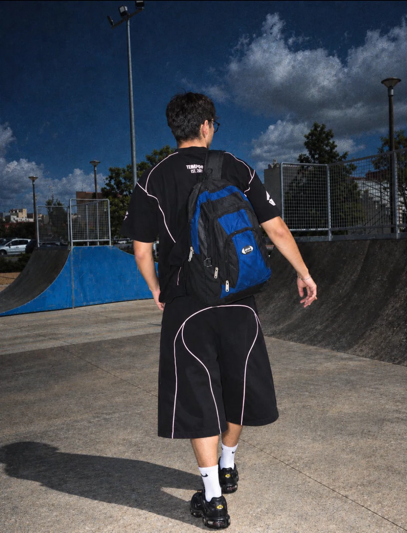 El conjunto llevado de espaldas en un skatepark